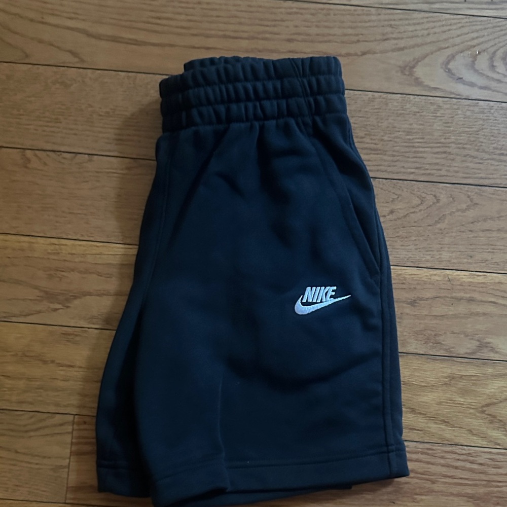 Nike boys medium Black shorts EUC